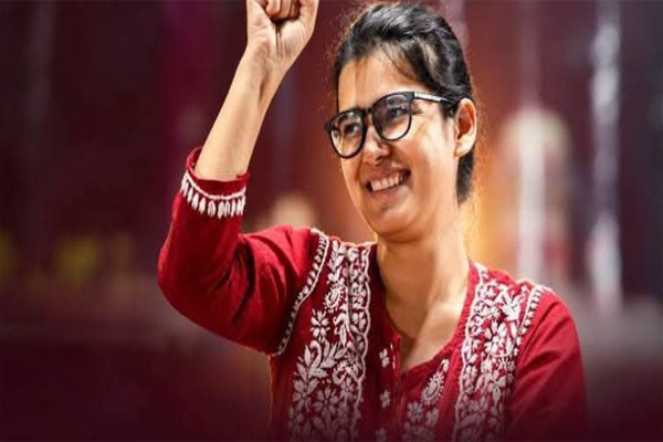 প্রতিবাদের ক্যানভাসে অগ্নিশিখা